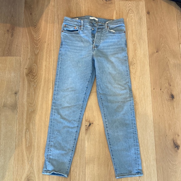 Levi’s “wedgie fit” light wash jeans - Picture 1 of 2